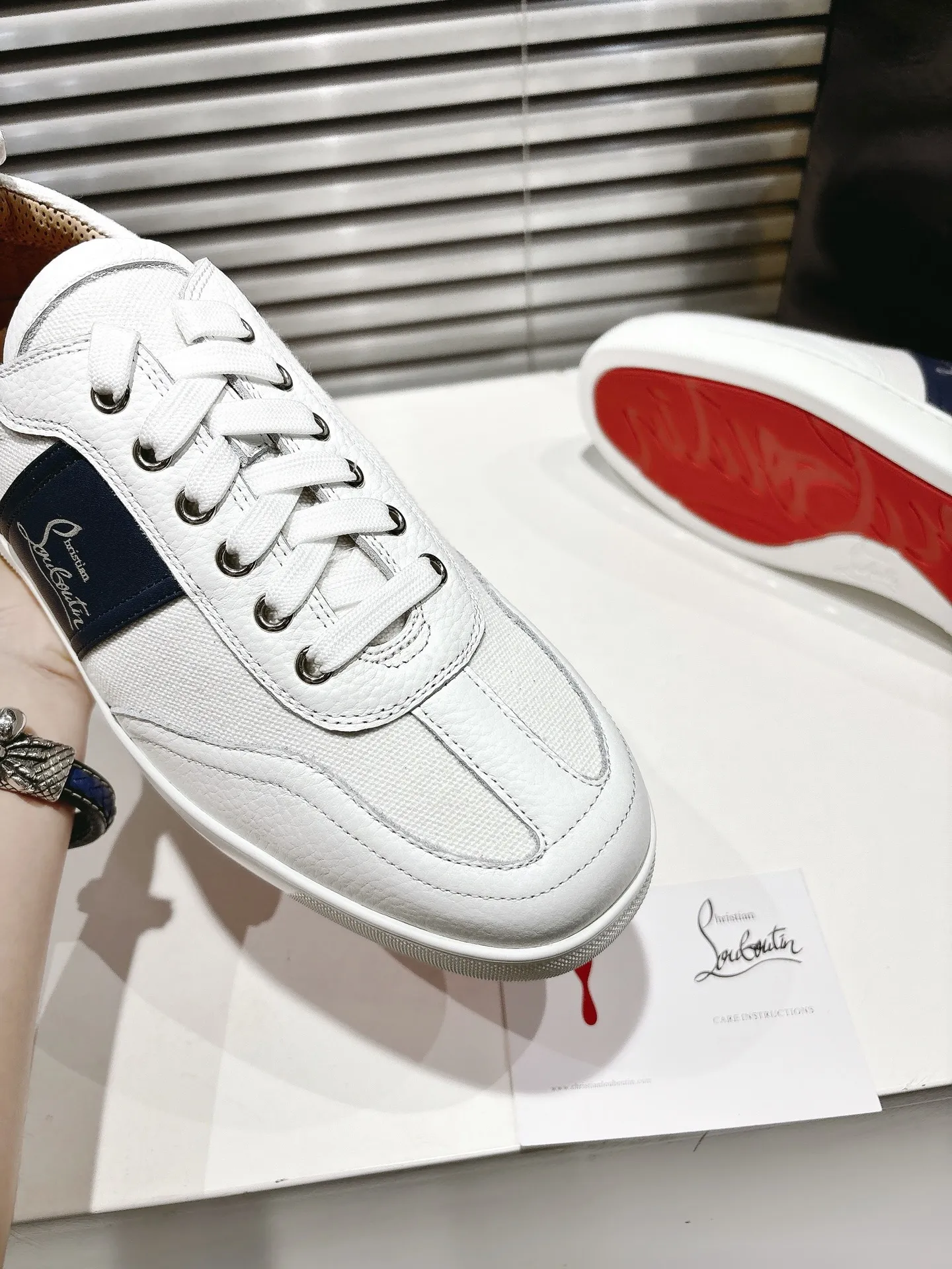 👟👟Ex-factory price 700👟👟 ╔Low top logo sports shoes╗ ·Top version customization·2025𝐬𝐬 𝑪𝒉𝒓𝒊𝒔𝒕𝒊𝒂𝒏 𝑳𝒐𝒖𝒃𝒐𝒖𝒕𝒊𝒏 Retero flat sneakers are smooth and crafted in white grained calfskin and canvas. It is decorated with a stylish side strap with the iconic Maison Christian Louboutin logo, contrasting with Cuoio brown leather for an effortlessly stylish look. This modern sneaker combines a retro '70s look with modern sophistication, featuring a flexible construction. ▪️No matter the last type, fabric, rhinestones, nails, lining, outsole, it is as close as possible to ZP... ▪️The original sole is specially provided by the original factory ▪️The lining is imported water-dyed cowhide ▪️Private customization time is about 3-7 days —————— Size: Women's 35M-41M Men's 38M-47M